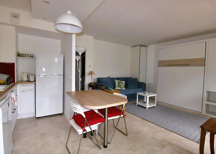 A Proche Et Centre - Fr-1-420-79